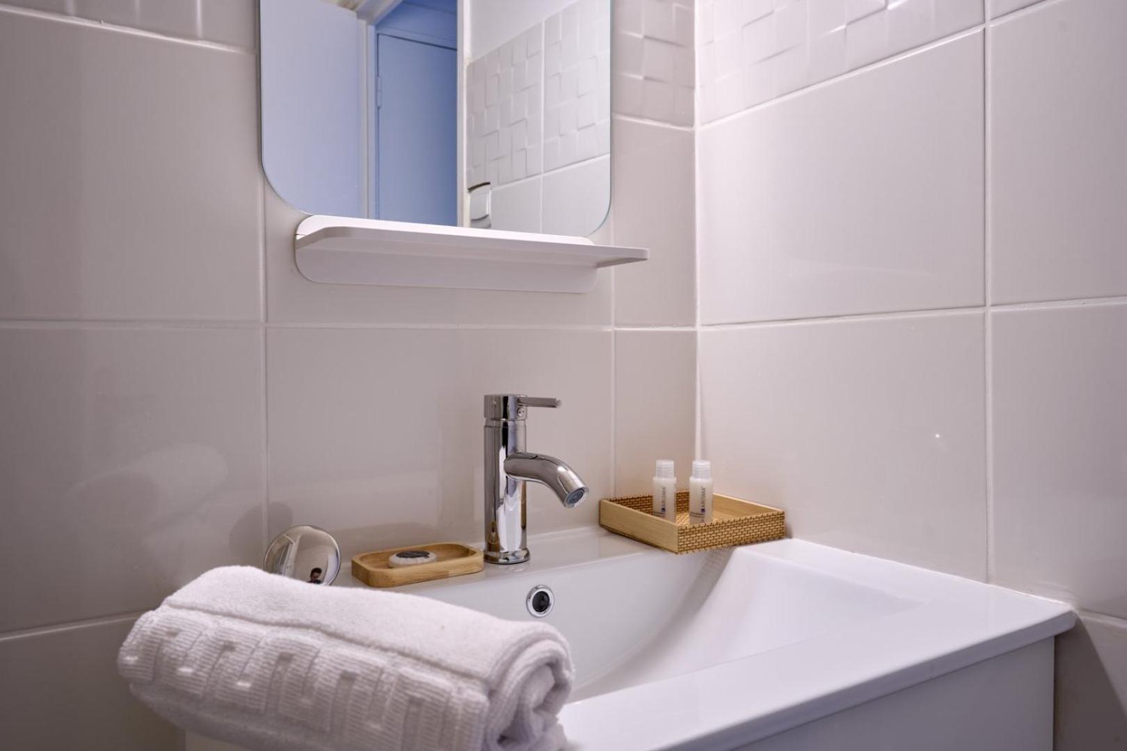 Bright 1br Parisian Retreat Italy Square | By Airnest * Parijs