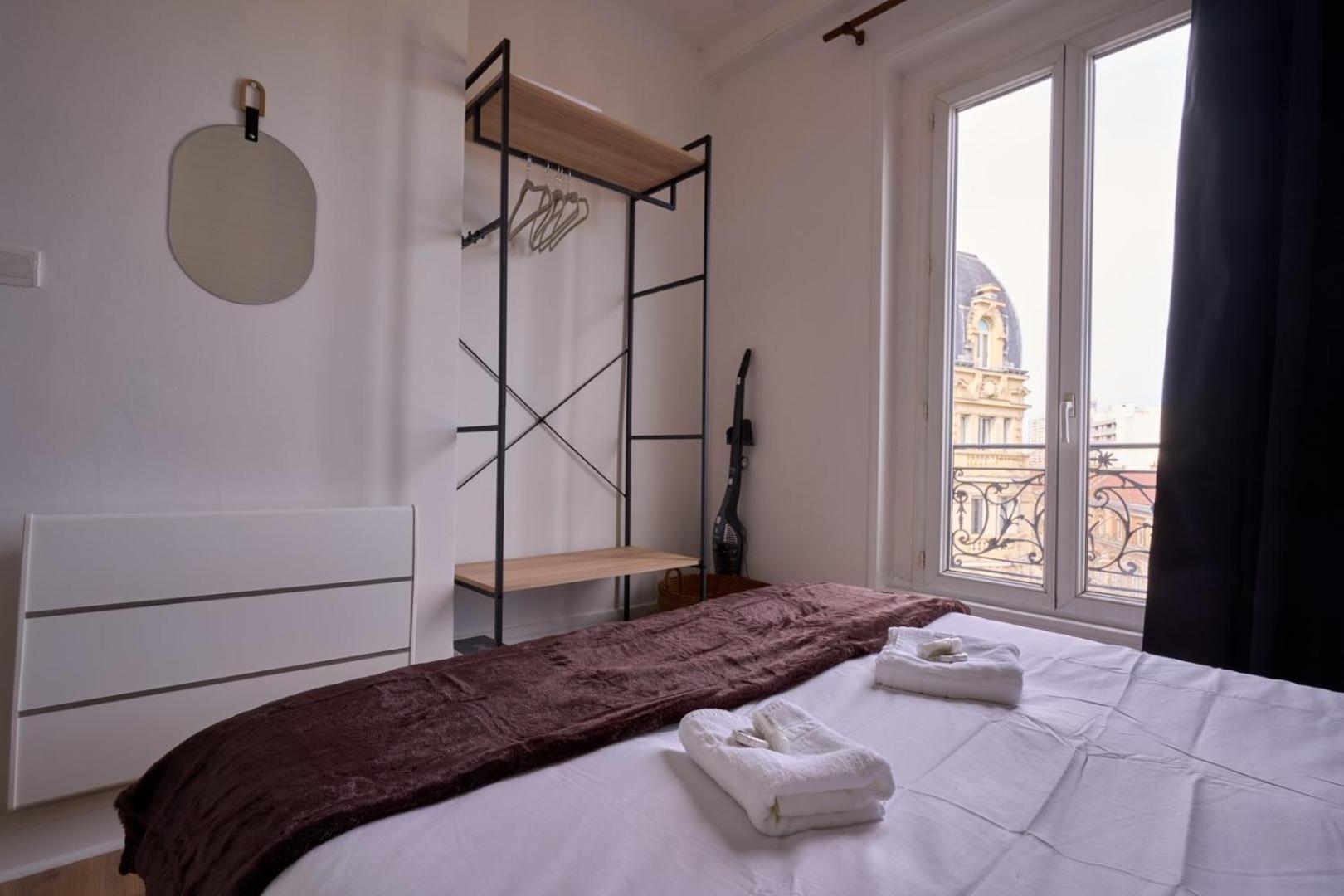 Bright 1br Parisian Retreat Italy Square | By Airnest